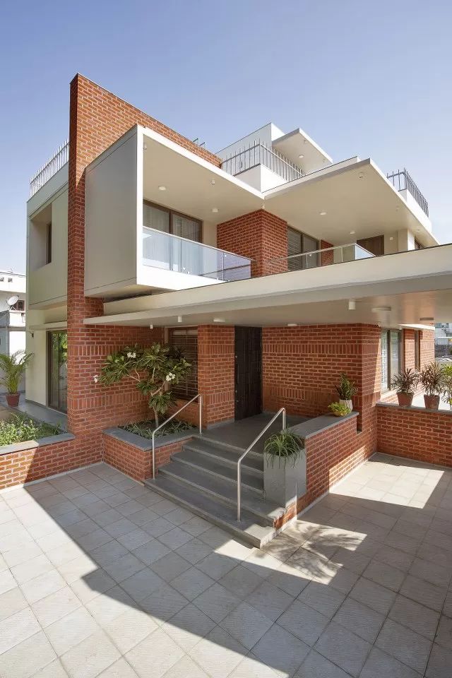 Brick house design of modern silhouettes MDC Architects